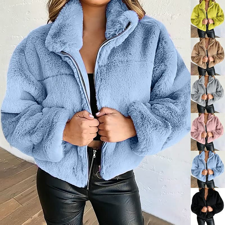 Comfortevole giacca corta da donna in pile, collo alto con zip. Stile versatile per look casual e invernali.