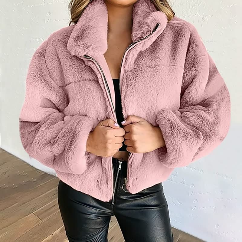 Giacca corta donna in morbido pile con collo alto e zip. Ideale per moda invernale e abbigliamento casual.