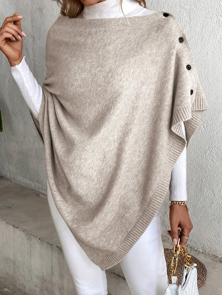Donna indossa poncho versatile con bottoni, stile casual e comodo. Scialle elegante taglia unica per inverno.