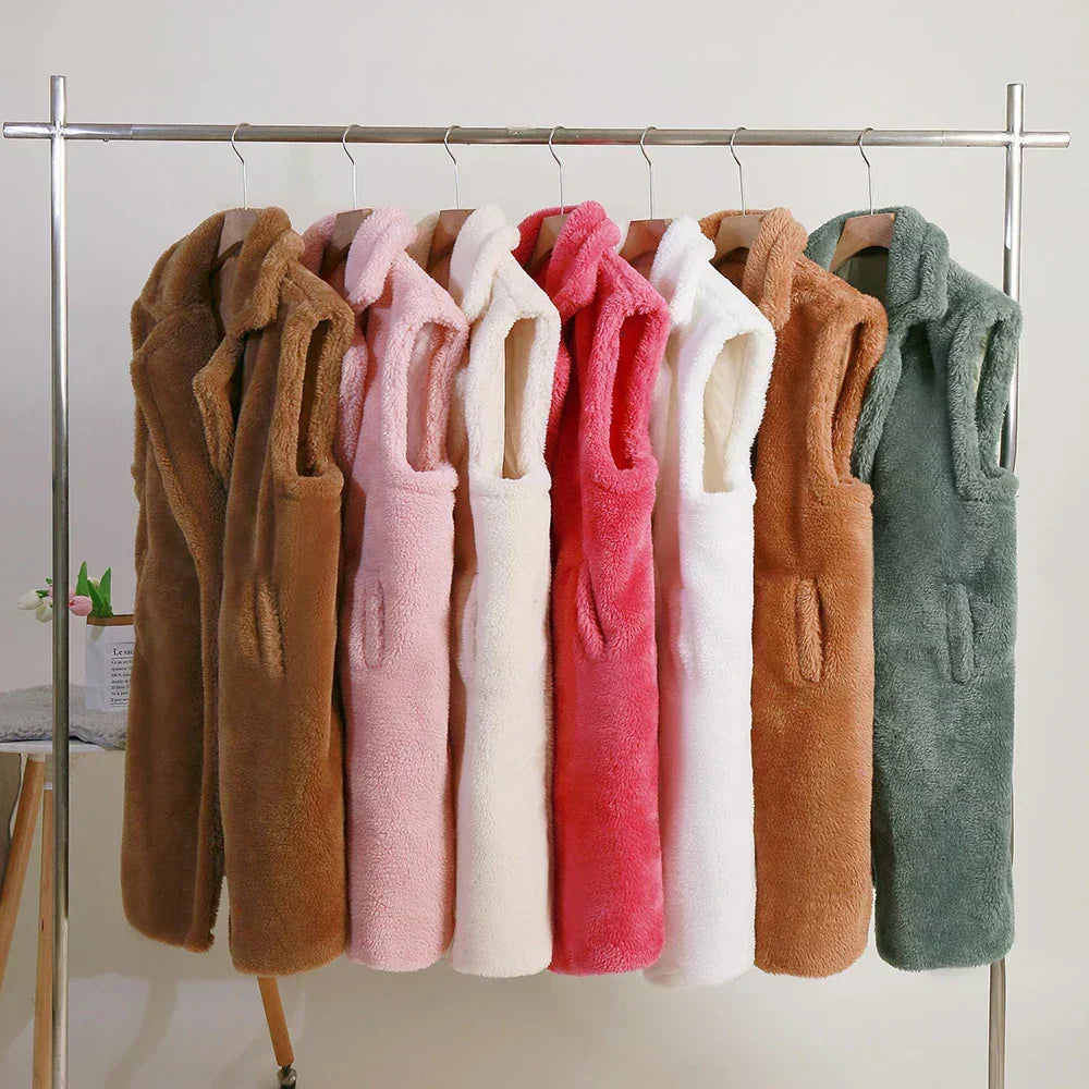 Gilet donna lungo senza maniche, ideale per look stratificati alla moda.