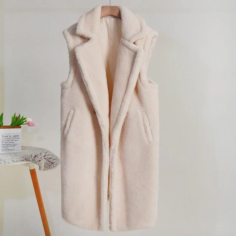 Gilet lungo donna elegante e moderno, con chiusura doppiopetto e design senza maniche.