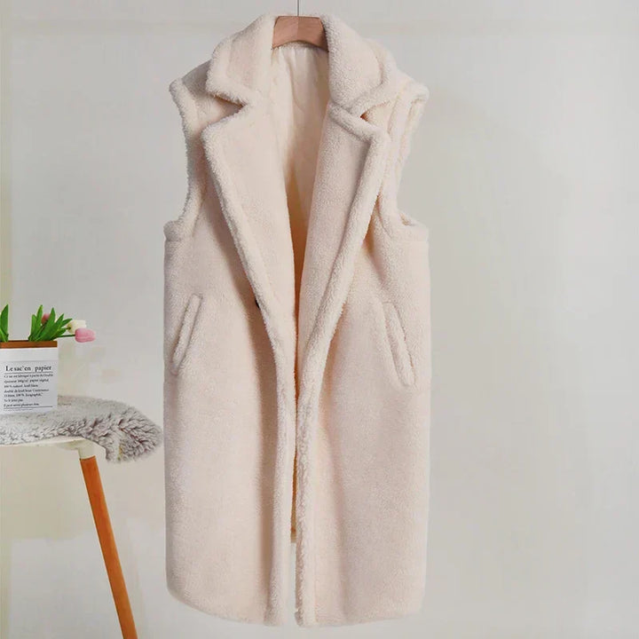 Gilet lungo donna elegante e moderno, con chiusura doppiopetto e design senza maniche.