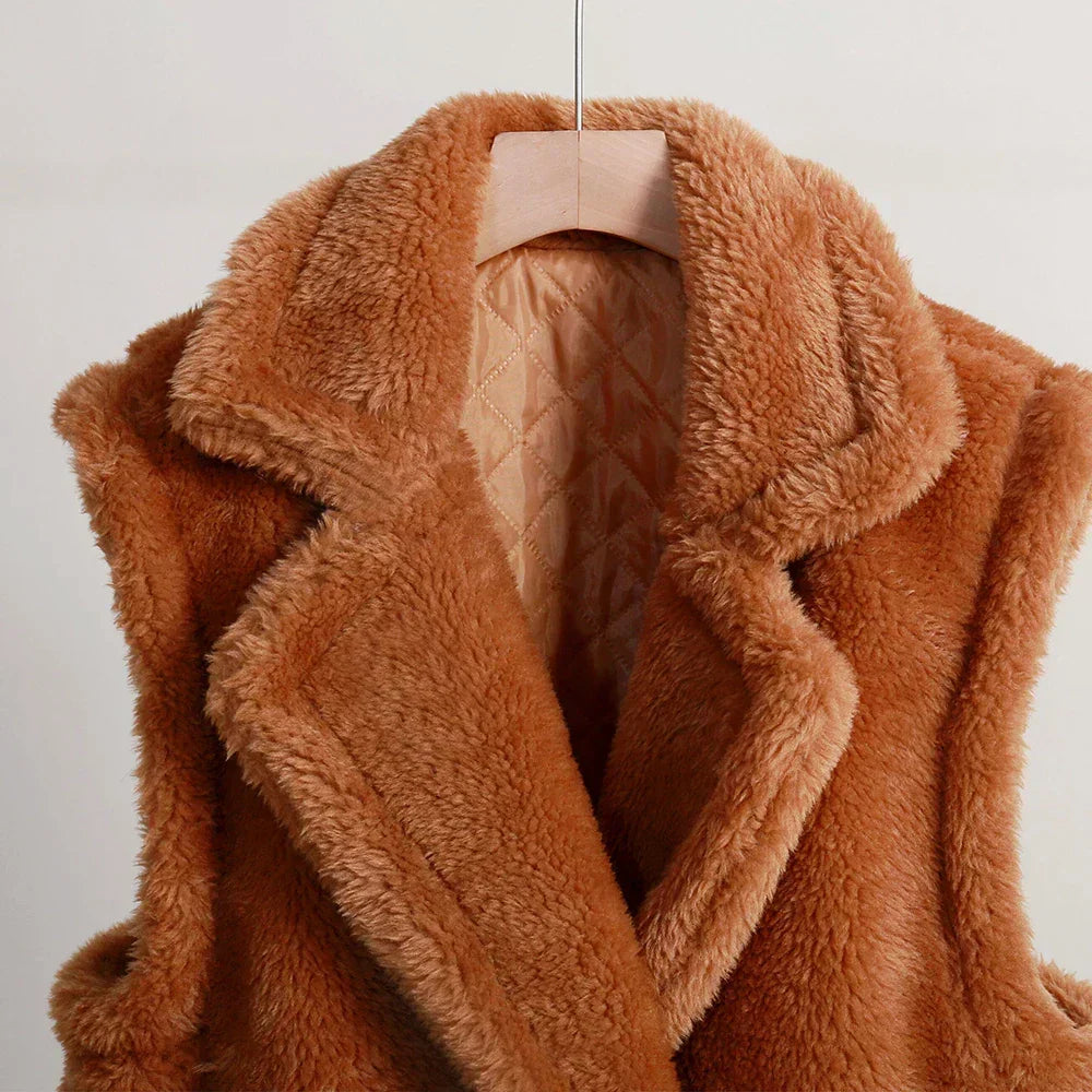 Gilet elegante donna lungo doppiopetto, perfetto per ufficio o outfit casual chic.