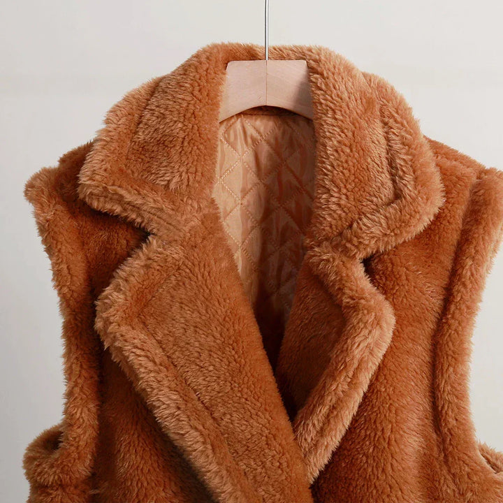 Gilet elegante donna lungo doppiopetto, perfetto per ufficio o outfit casual chic.