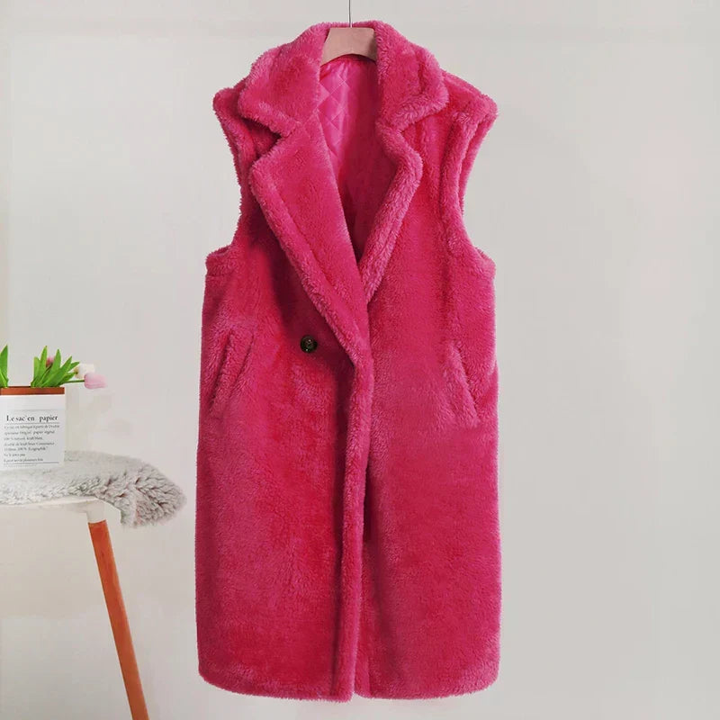 Gilet lungo donna senza maniche, un capo di tendenza per outfit eleganti e moderni.