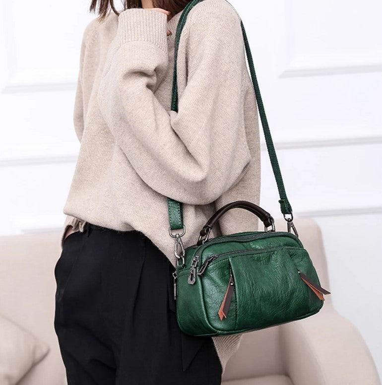 Borsa a mano multicolore con dettagli di stile, dotata di tracolla removibile, accessorio moda donna.