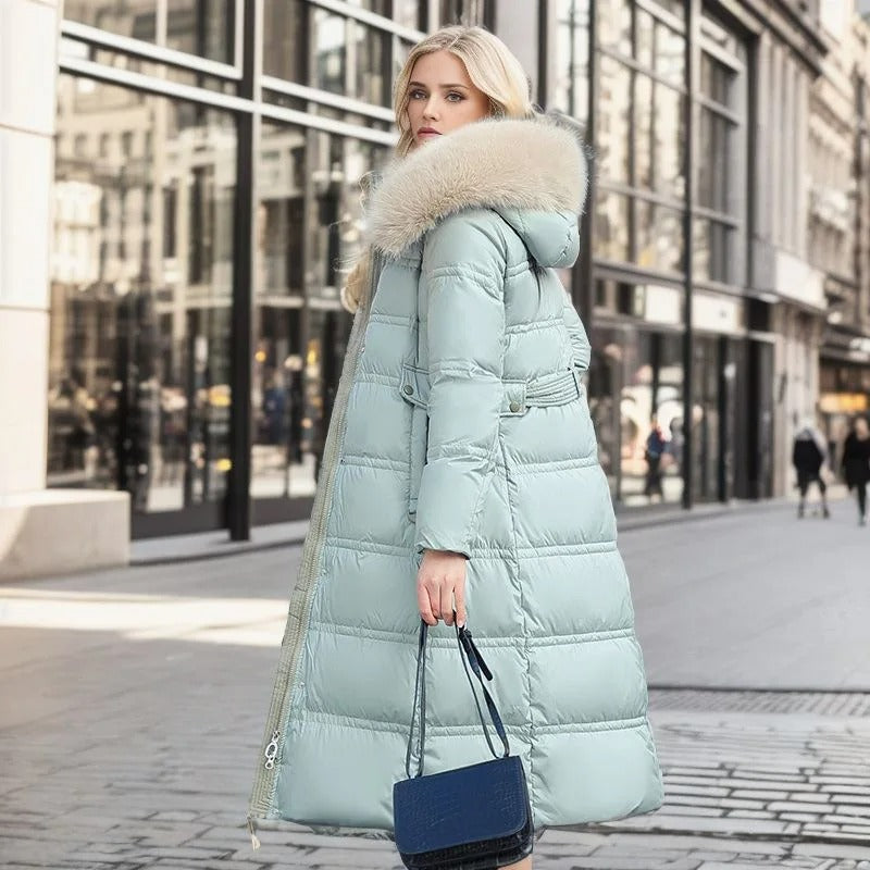 Piumino lungo donna invernale nero, cappotto caldo e sofisticato, ideale per outfit eleganti.