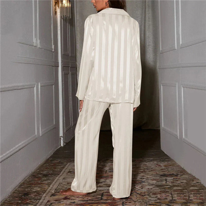 Elegante set pigiama in raso con dettagli in pizzo per donna, comfort e stile unici.