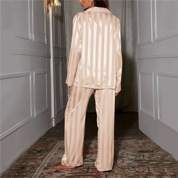 Set pigiama in raso floreale da donna, chic e fresco per le notti estive.