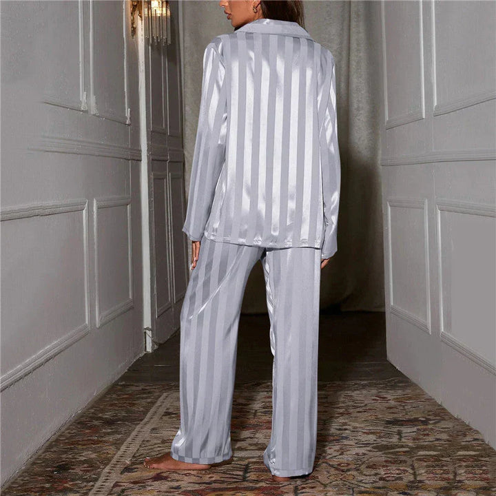 Regalo perfetto: set pigiama donna in raso, elegante e di qualità per il comfort.