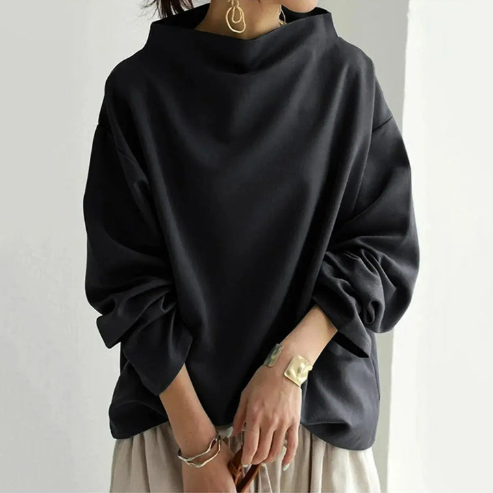 Maglione dolcevita nero in morbida maglieria donna, capo versatile e senza tempo per ogni guardaroba.