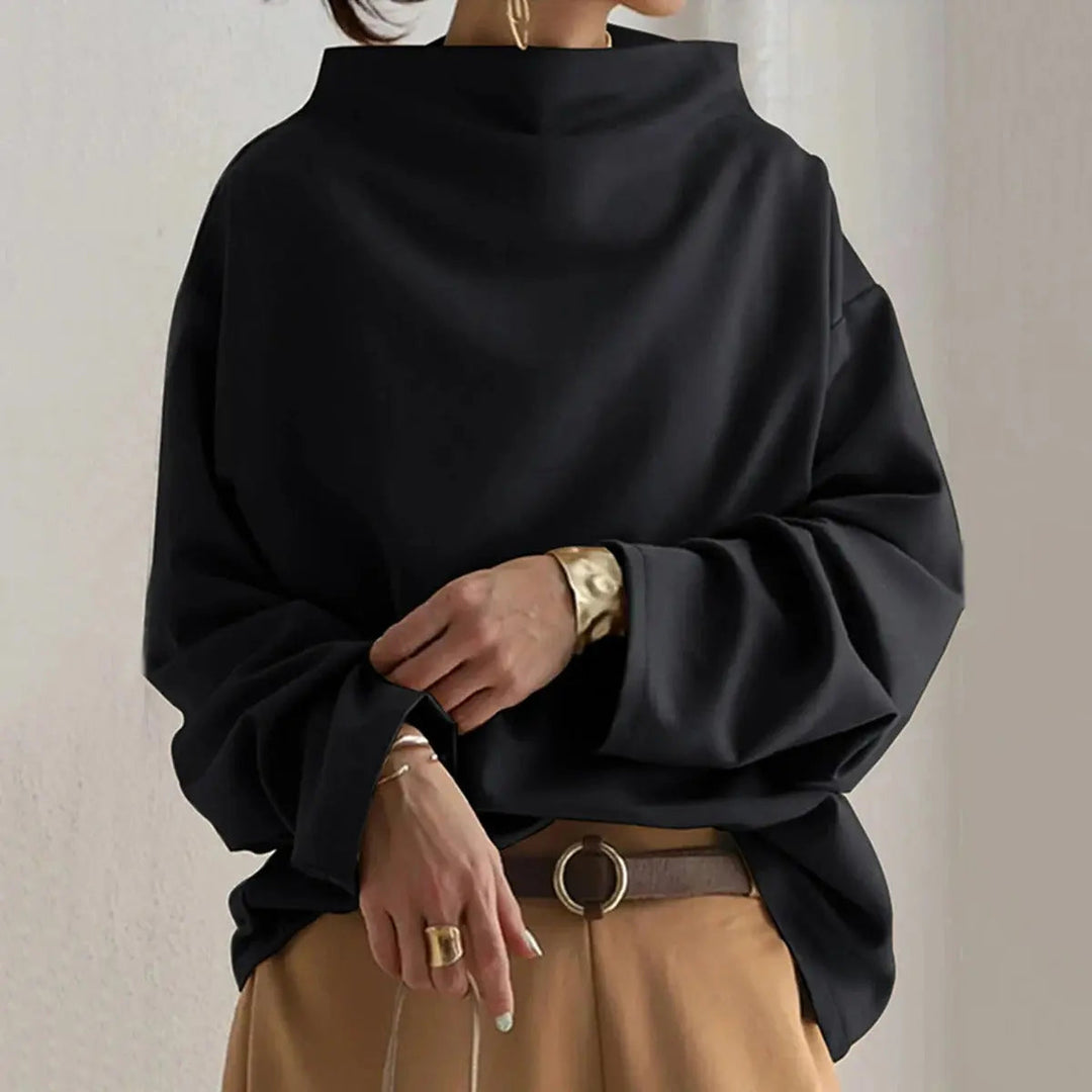 Primo piano maglione dolcevita nero da donna, maglieria comfort, caldo e avvolgente per l'inverno.
