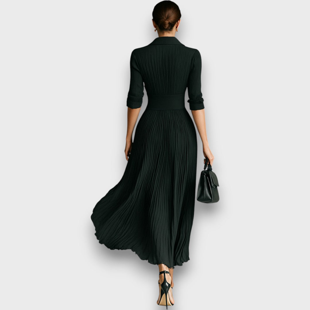 Elegante abito maxi da donna con maniche lunghe, gonna plissettata e colletto revers, perfetto per occasioni formali.