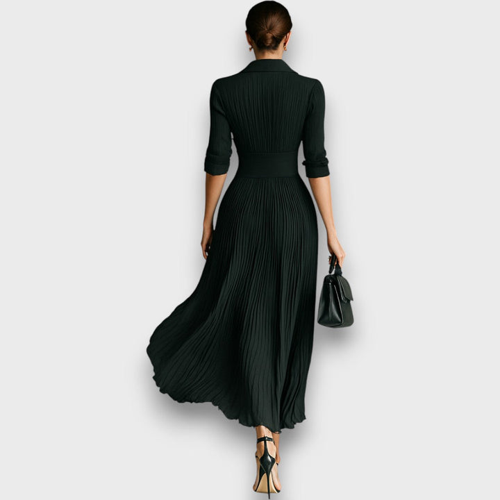 Elegante abito maxi da donna con maniche lunghe, gonna plissettata e colletto revers, perfetto per occasioni formali.