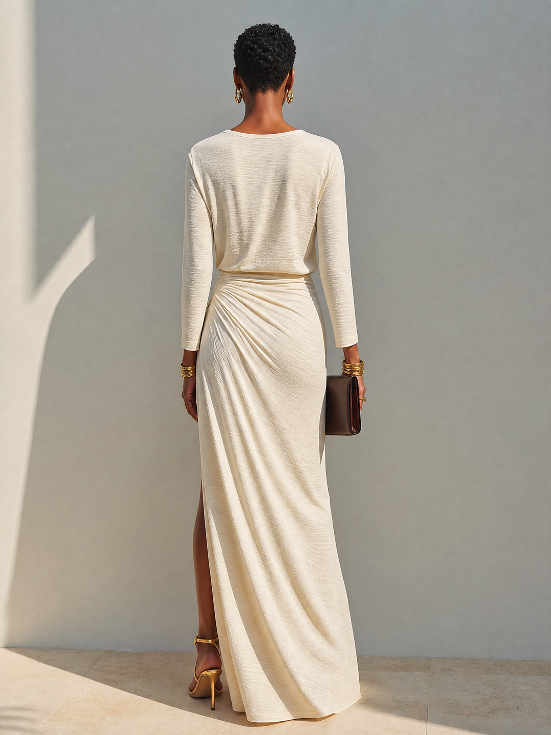 Vestito lungo beige drappeggiato da donna, chic con spacco. Perfetto per un look elegante o casual raffinato primaverile.
