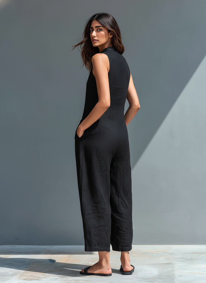 Jumpsuit donna elegante nera senza maniche, colletto coreana, ideale per serate estive e occasioni speciali.