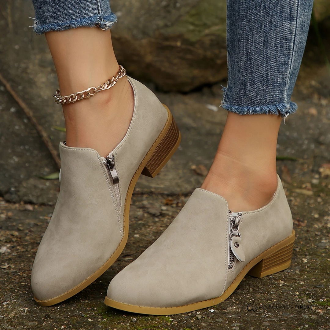 Stivaletti donna neri con zip laterale, ideali per comfort quotidiano e supporto al piede, scarpe casual versatili.
