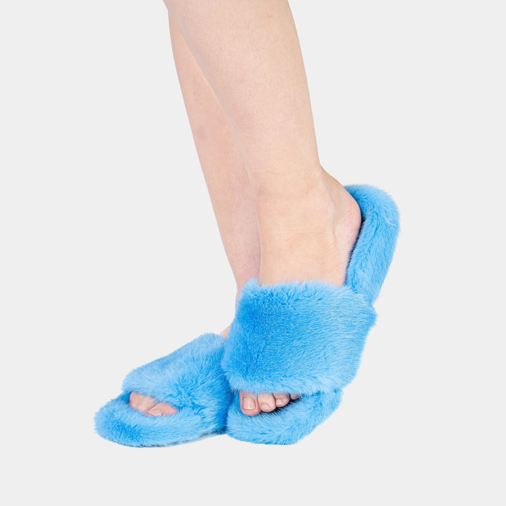 Eleganti pantofole celesti donna con bordatura in visone, perfette per un comfort morbido e lussuoso a casa.