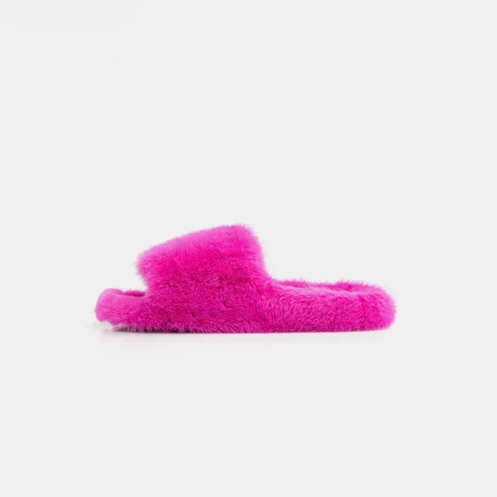 Pantofole donna fucsia con lussuosa fascia in visone. Morbide e comode per il relax in casa con eleganza.
