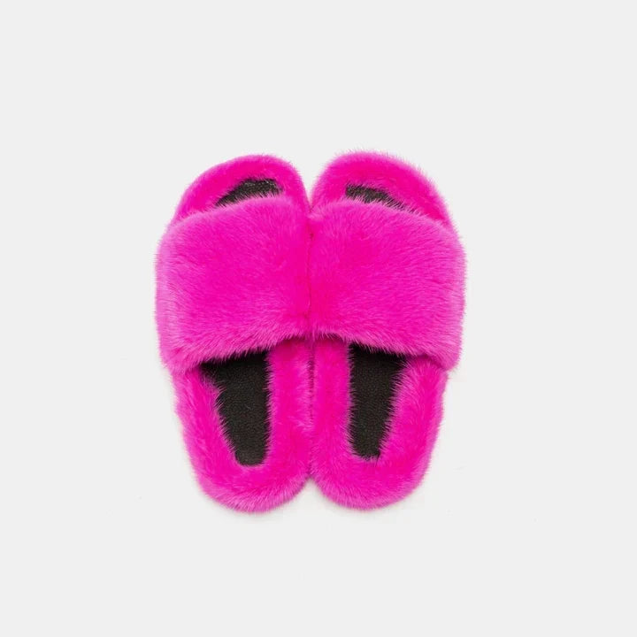 Pantofole morbide donna fucsia con fascia in visone. Lusso e comfort per il relax in casa, con suola piatta.