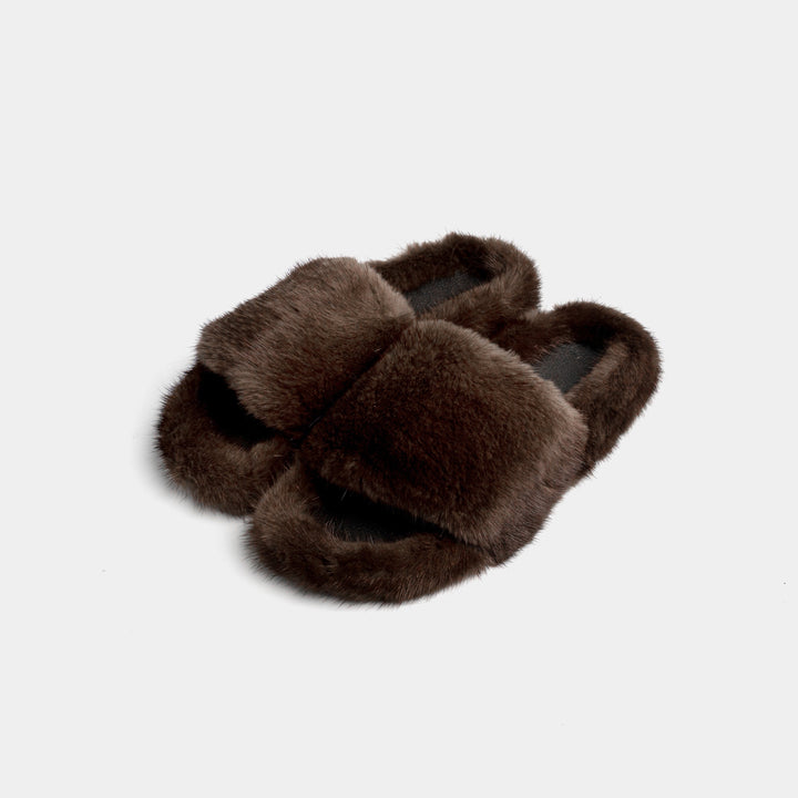 Pantofole donna in visone marrone cammello, morbide e calde per il massimo comfort a casa.
