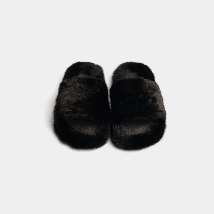 Eleganti pantofole nere da donna in visone, morbide e confortevoli per il relax a casa.