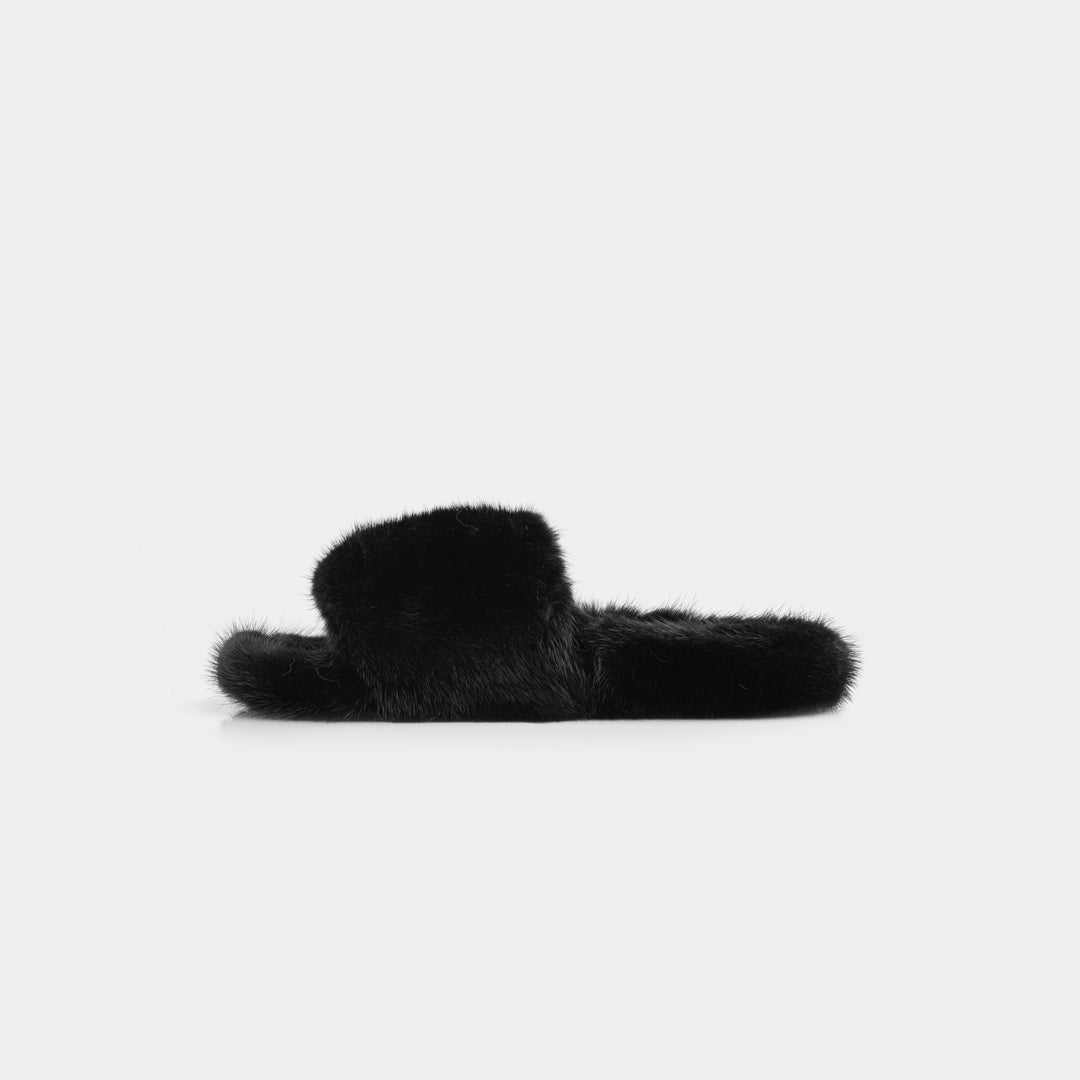 Lussuose pantofole nere da donna con fascia in visone, design elegante per un comfort senza pari in casa.