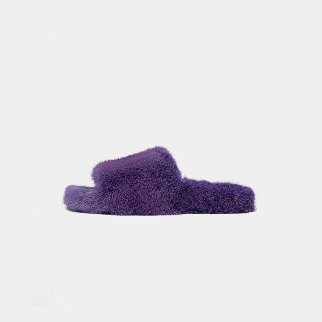 Dettaglio pantofole donna viola in visone, lusso e morbidezza per il massimo comfort domestico.