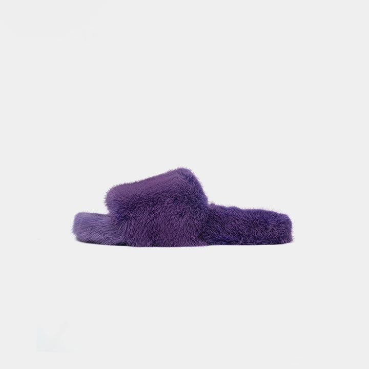 Dettaglio pantofole donna viola in visone, lusso e morbidezza per il massimo comfort domestico.