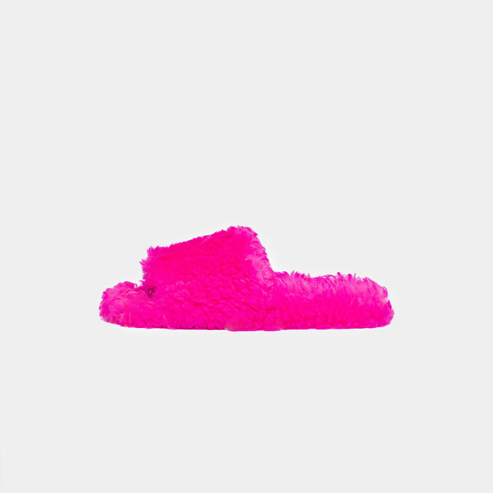 Morbide pantofole da donna fucsia in autentico montone, perfette per il relax in casa.