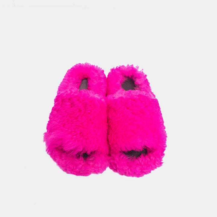 Eleganti pantofole donna fucsia, realizzate in soffice montone per serate di relax alla moda.