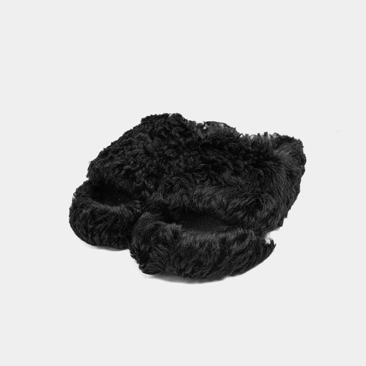 Pantofole nere da donna con fascia e bordatura in morbido montone, ideali per la casa in inverno. Calde e comode.