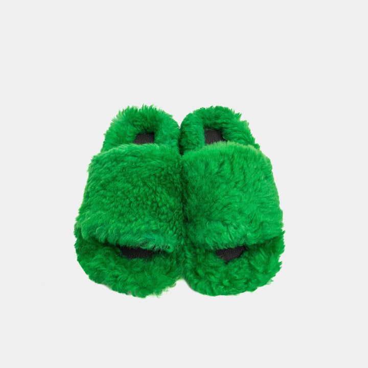 Morbide pantofole verdi in montone per donna, con fascia e interni caldi, ideali per il benessere dei piedi.