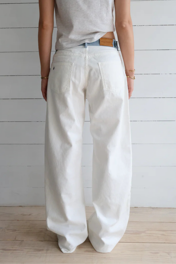 Jeans donna comodi a vita media con gamba dritta. Dettaglio fascia a righe, ideale per outfit casual.