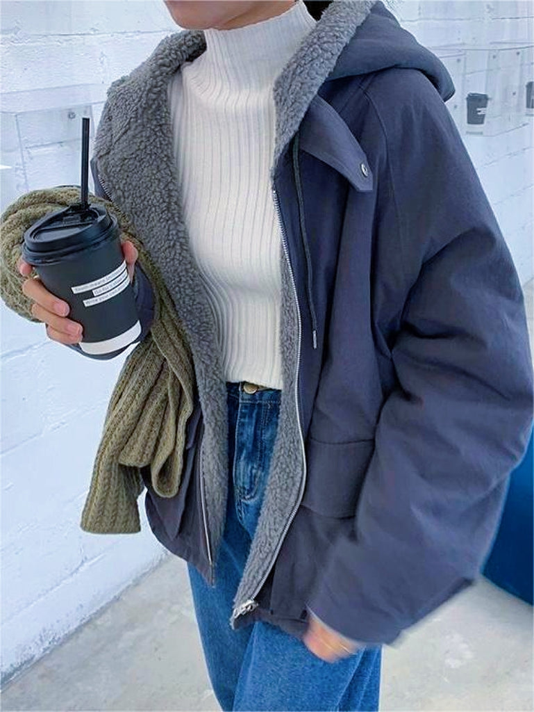 Parka donna oversize blu, elegante e caldo, con cappuccio. Perfetto per un look invernale comodo e casual.