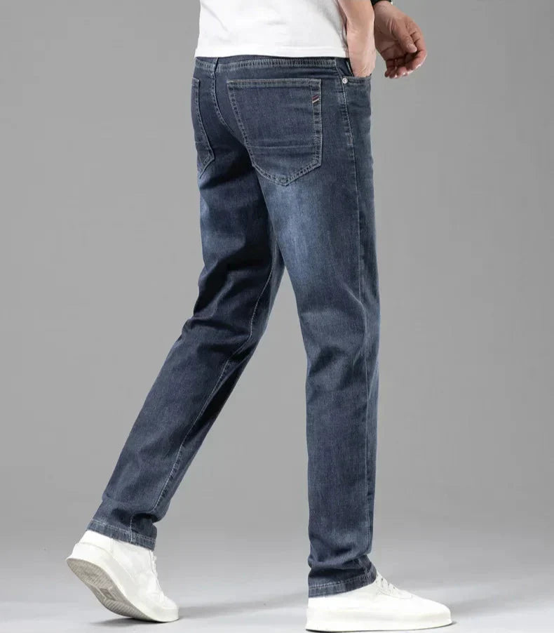 Jeans uomo premium con taglio dritto aderente, colorazione versatile. Ideali per moda e resistenza.