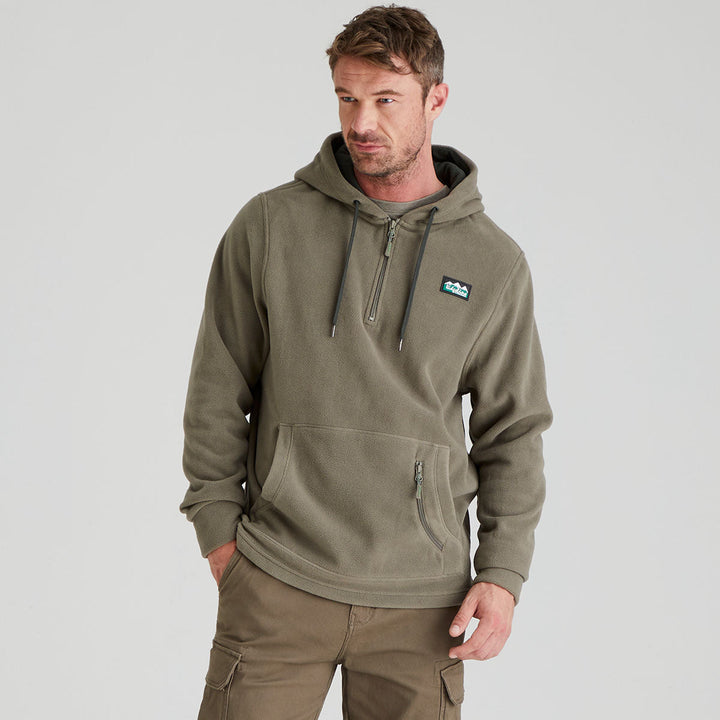 Felpa con cappuccio uomo oliva grigio, stile casual versatile con zip a 1/4. Perfetta per la moda maschile autunnale.