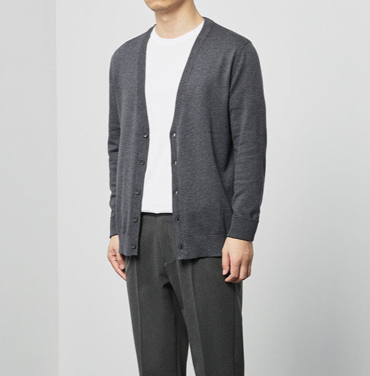 Cardigan uomo nero classico, scollo a V e bottoni. Maglione elegante e versatile, per moda casual o formale autunno/primavera.