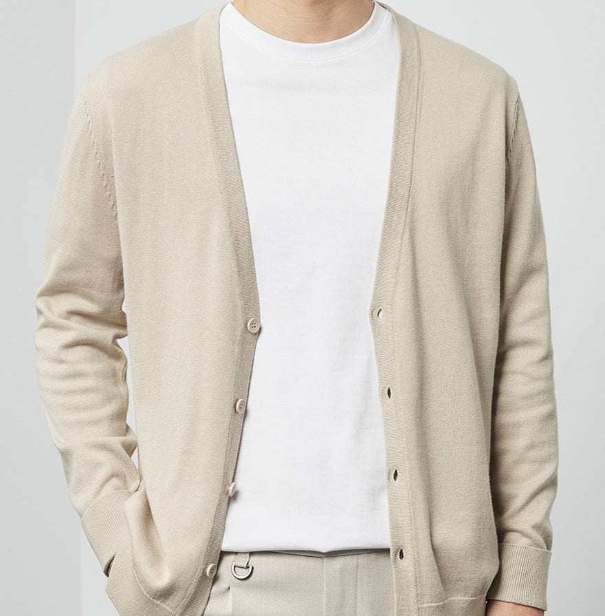 Cardigan uomo elegante blu con scollo a V e bottoni, ideale per primavera/autunno. Maglione versatile, moda maschile.