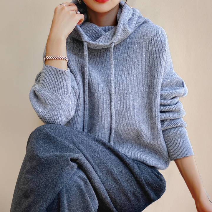 Maglione donna in maglieria, con cappuccio, per un abbigliamento casual chic e comfort autunnale.