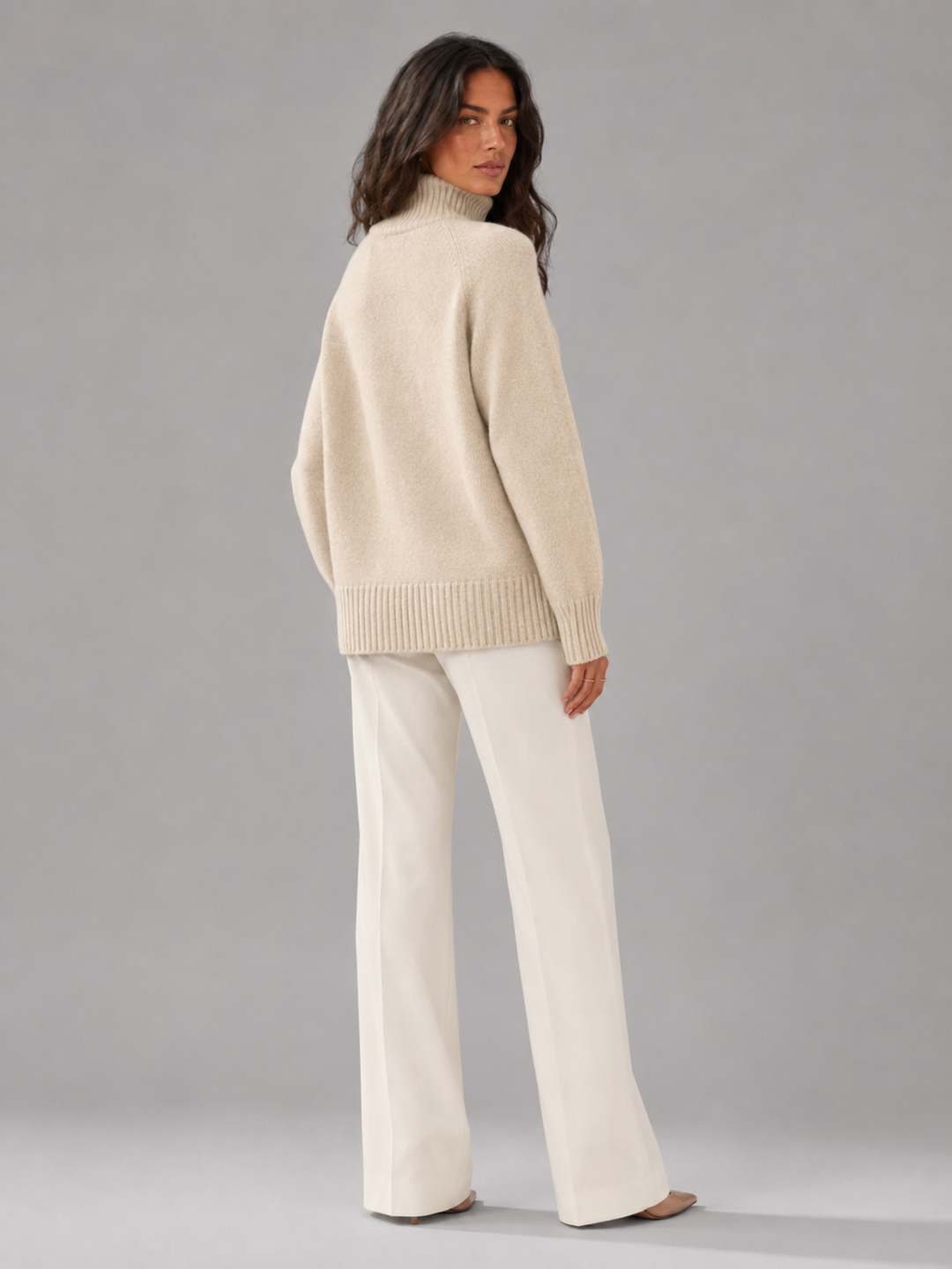 Morbido maglione donna oversize a collo alto, ideale per comfort e stile avvolgente casual chic.