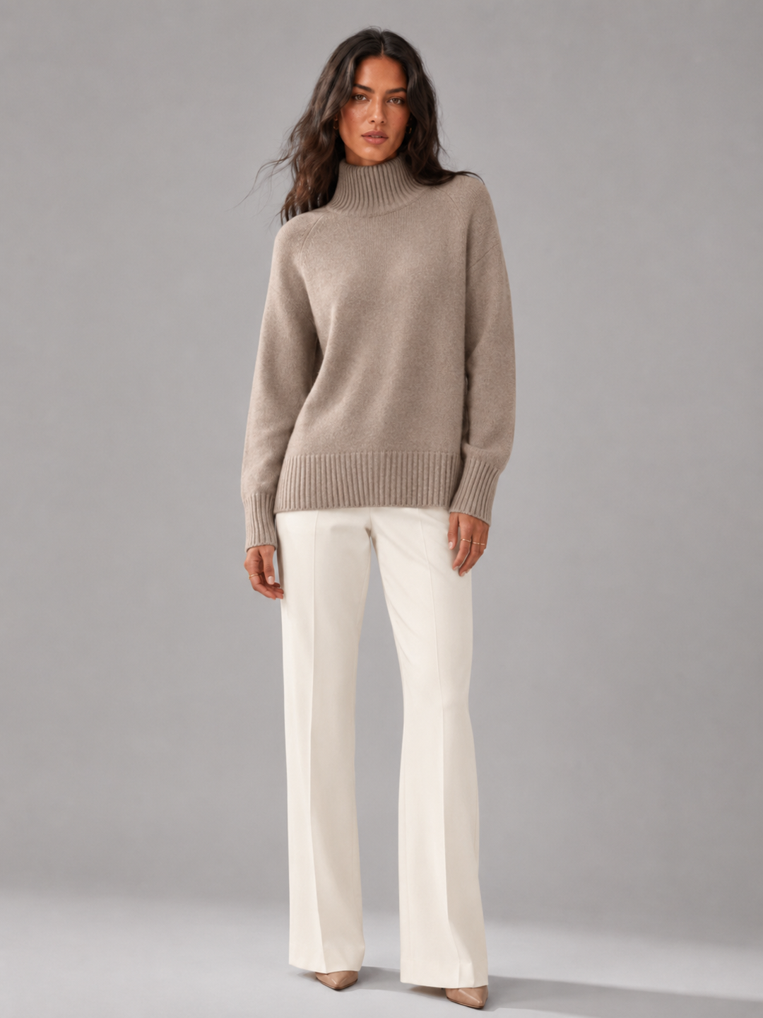 Maglione donna elegante con collo alto, vestibilità oversize. Caldo e avvolgente per le giornate fredde.
