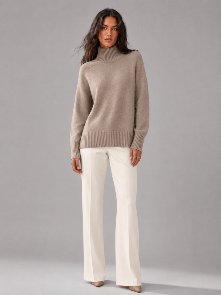 Maglione donna elegante con collo alto, vestibilità oversize. Caldo e avvolgente per le giornate fredde.