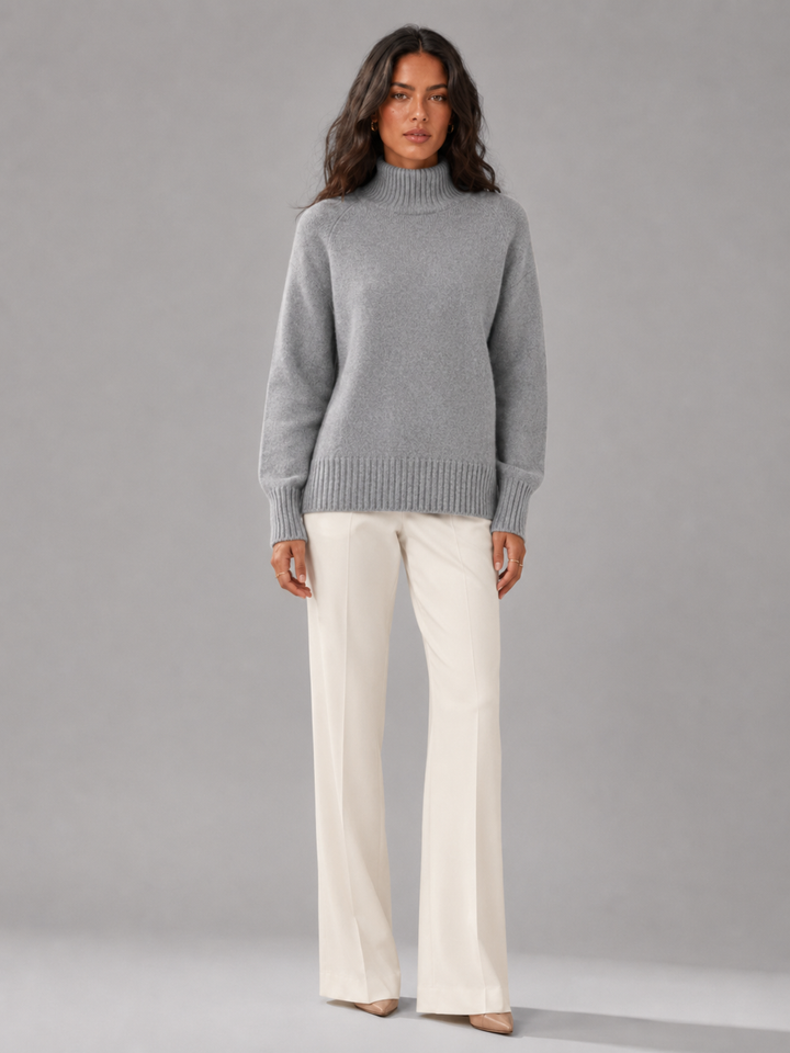 Dettaglio del collo alto avvolgente di un maglione donna oversize, per un comfort e calore superiori.