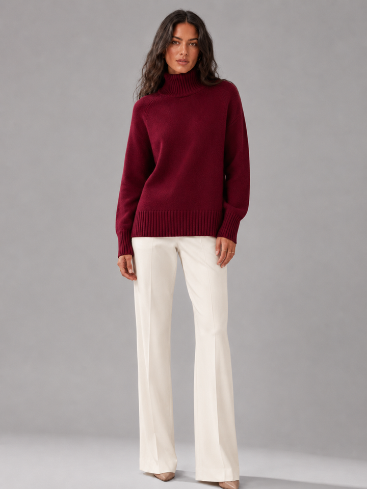 Maglione donna lavorato a maglia, oversize e collo alto. Un capo versatile per l'eleganza casual.