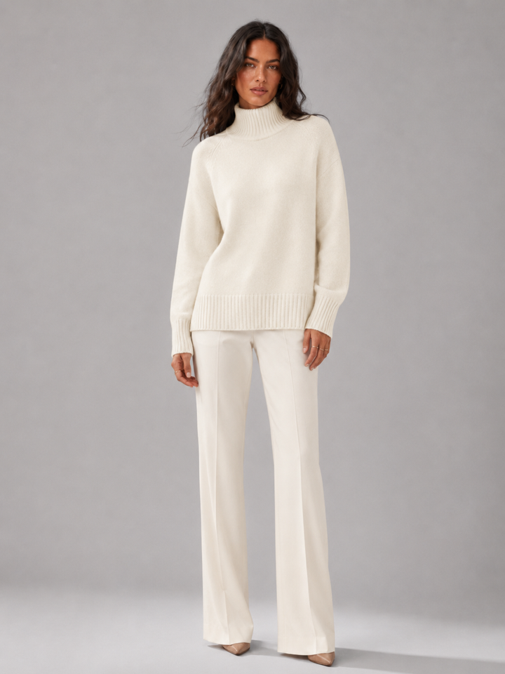 Frontale di maglione donna oversize collo alto, capo essenziale per un look autunnale comodo ed elegante.