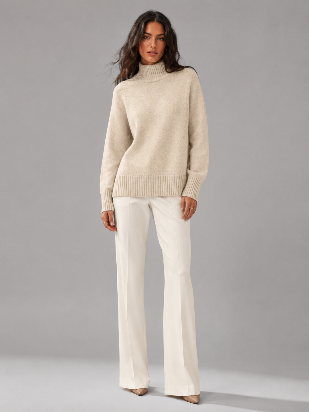 Maglione donna oversize collo alto elegante e avvolgente. Perfetto per l'abbigliamento autunnale/invernale.