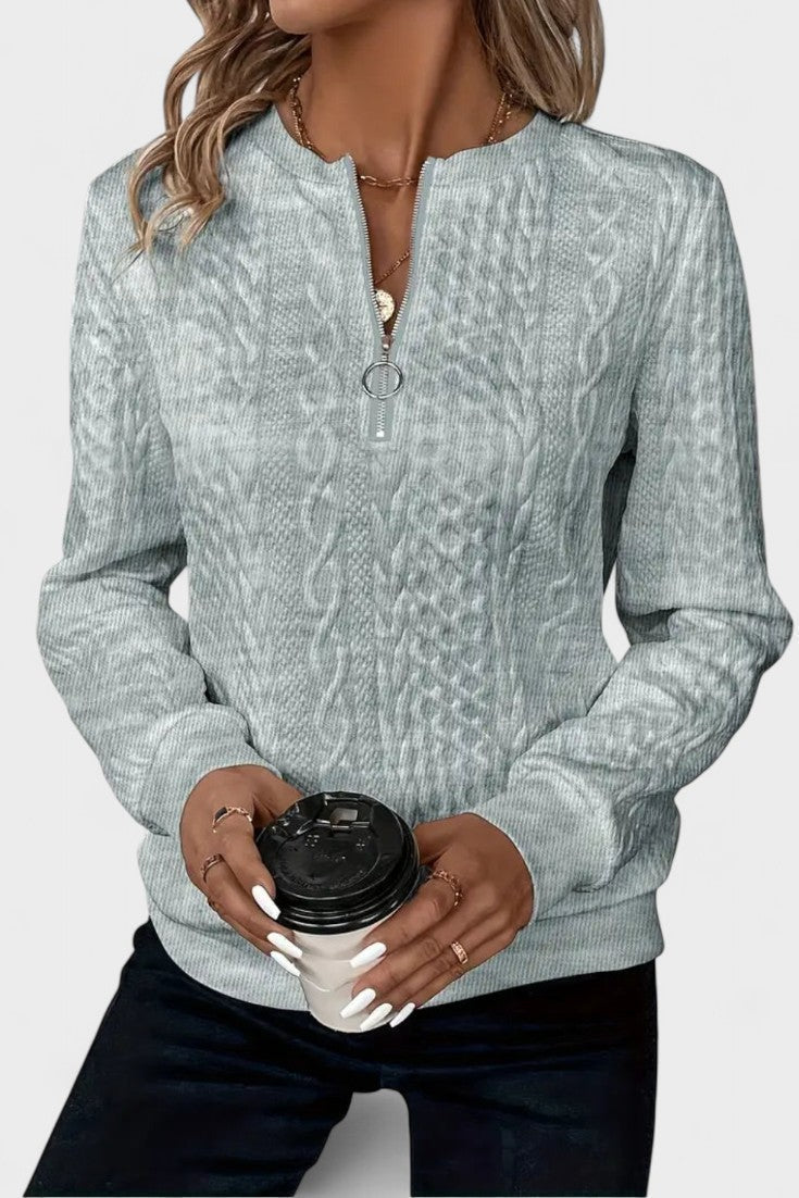 Maglione da donna blu scuro, collo alto e mezza zip. Stile casual e moderno, abbigliamento femminile trendy.