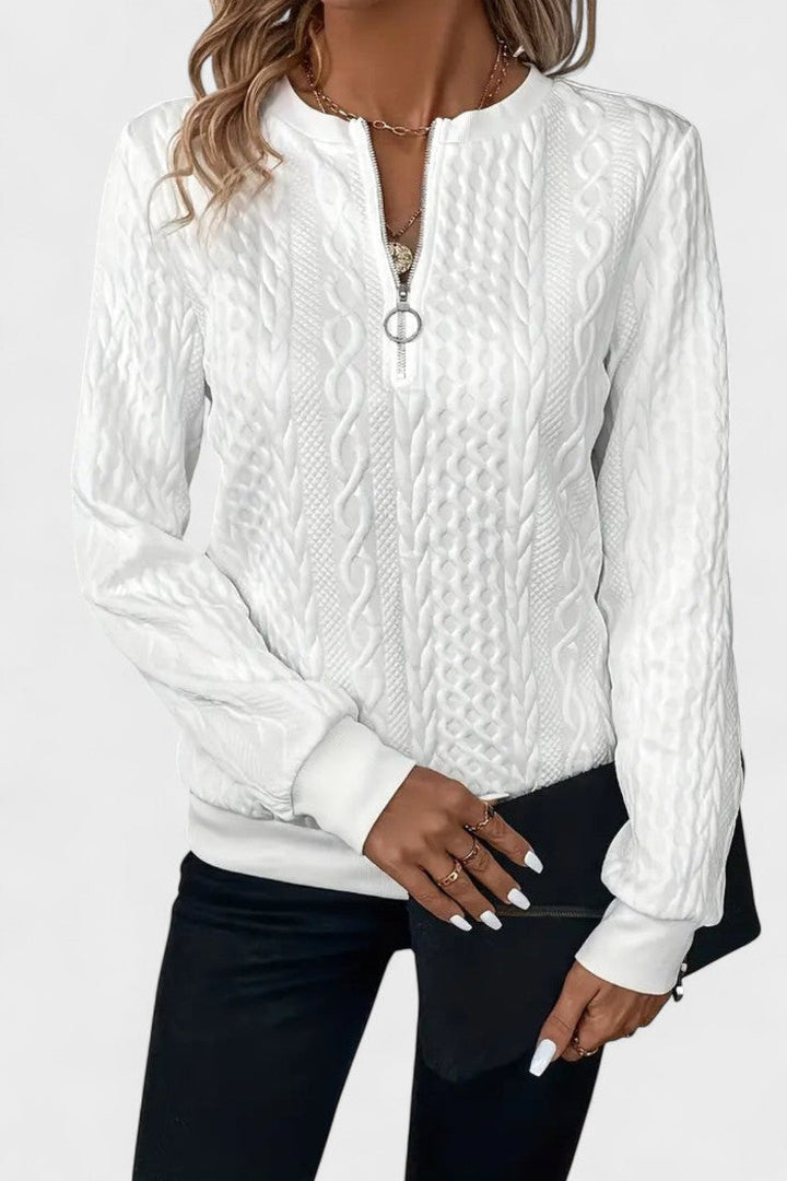 Maglione da donna a coste con collo alto e mezza zip. Ideale per un look comodo e sofisticato.