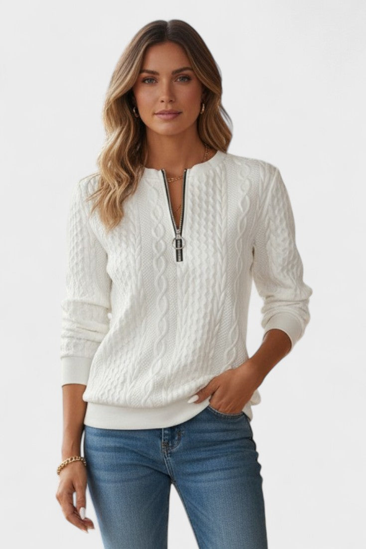 Moda femminile: Maglione da donna nero con collo alto e mezza zip, un classico versatile e confortevole.